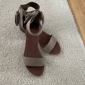 Womens Rock & Candy Nancie Ankle Strap Fringe Zipper Sandals, Sand